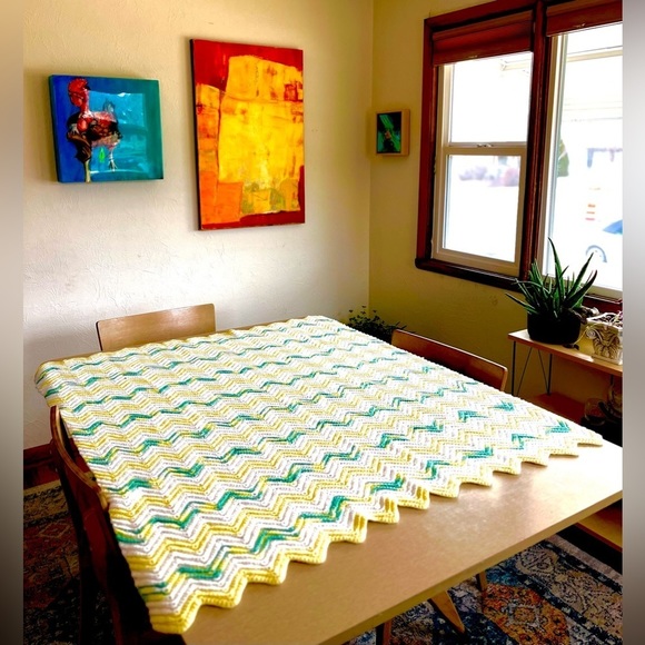 VINTAGE CROCHETED ZIGZAG THROW - Picture 3 of 7